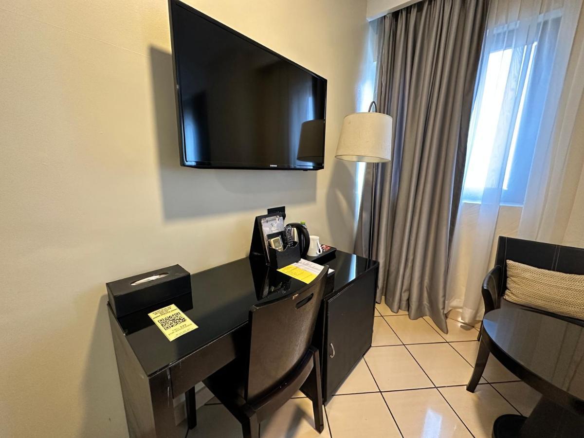 Oak Plaza Hotels East Airport Аккра Экстерьер фото