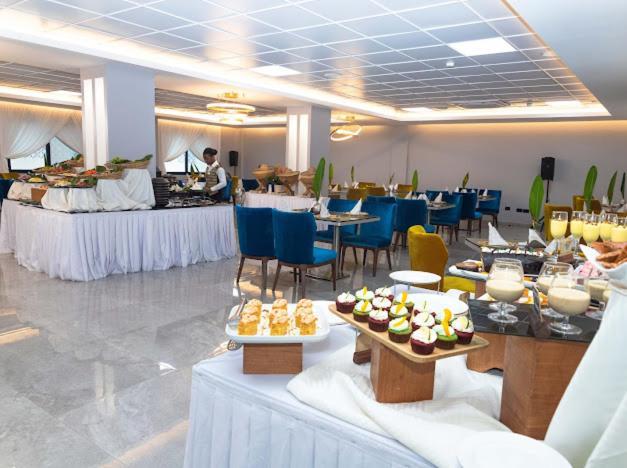 Oak Plaza Hotels East Airport Аккра Экстерьер фото
