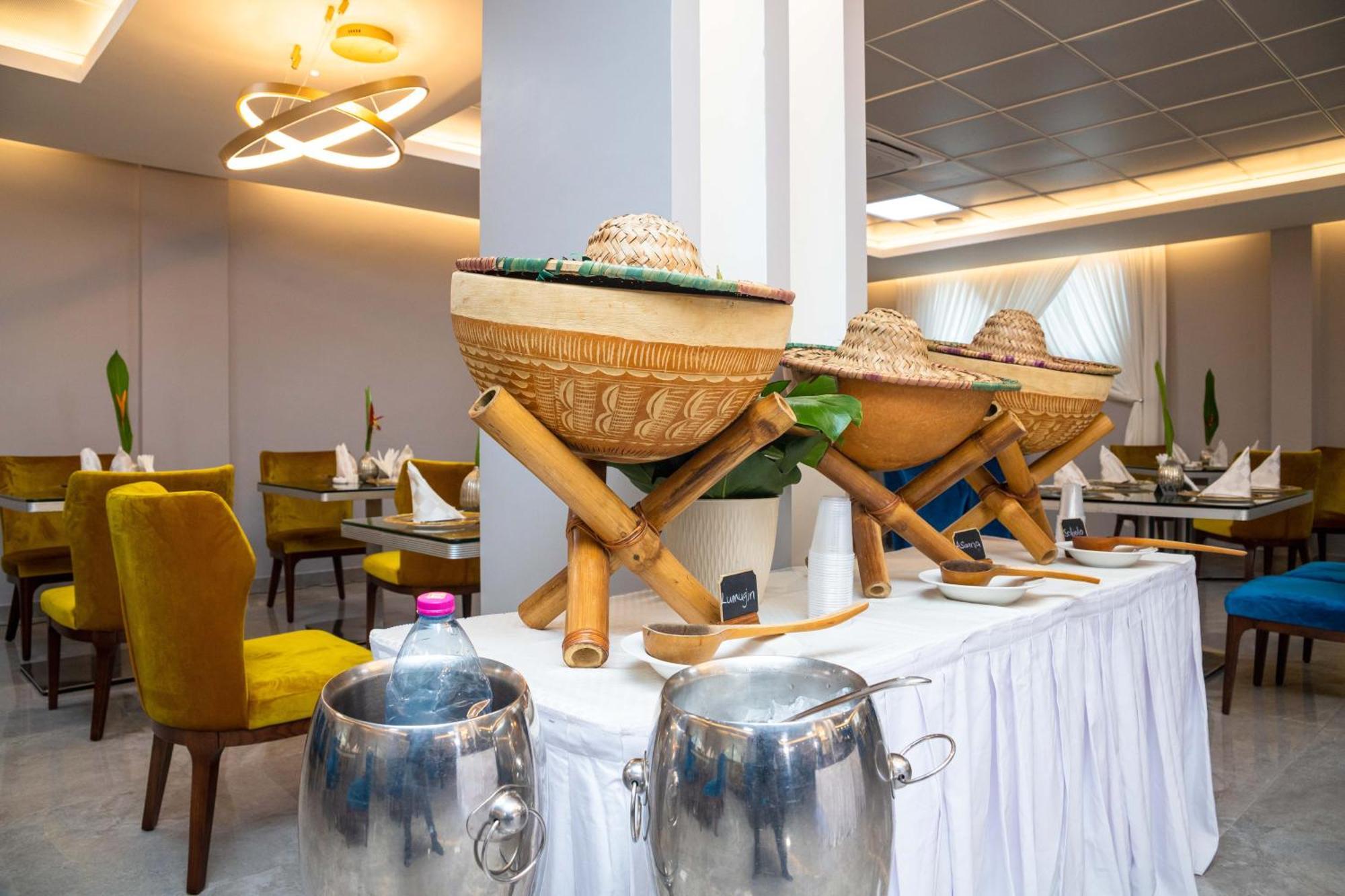 Oak Plaza Hotels East Airport Аккра Экстерьер фото