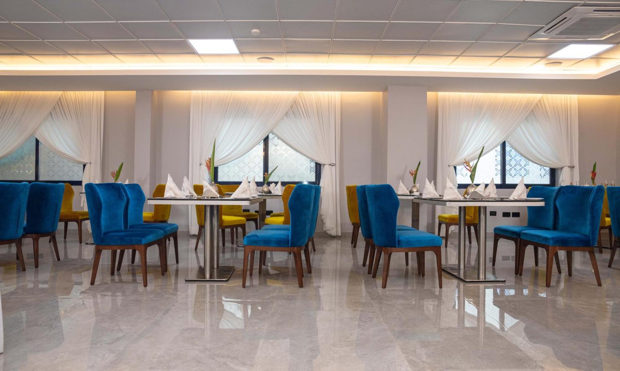 Oak Plaza Hotels East Airport Аккра Экстерьер фото