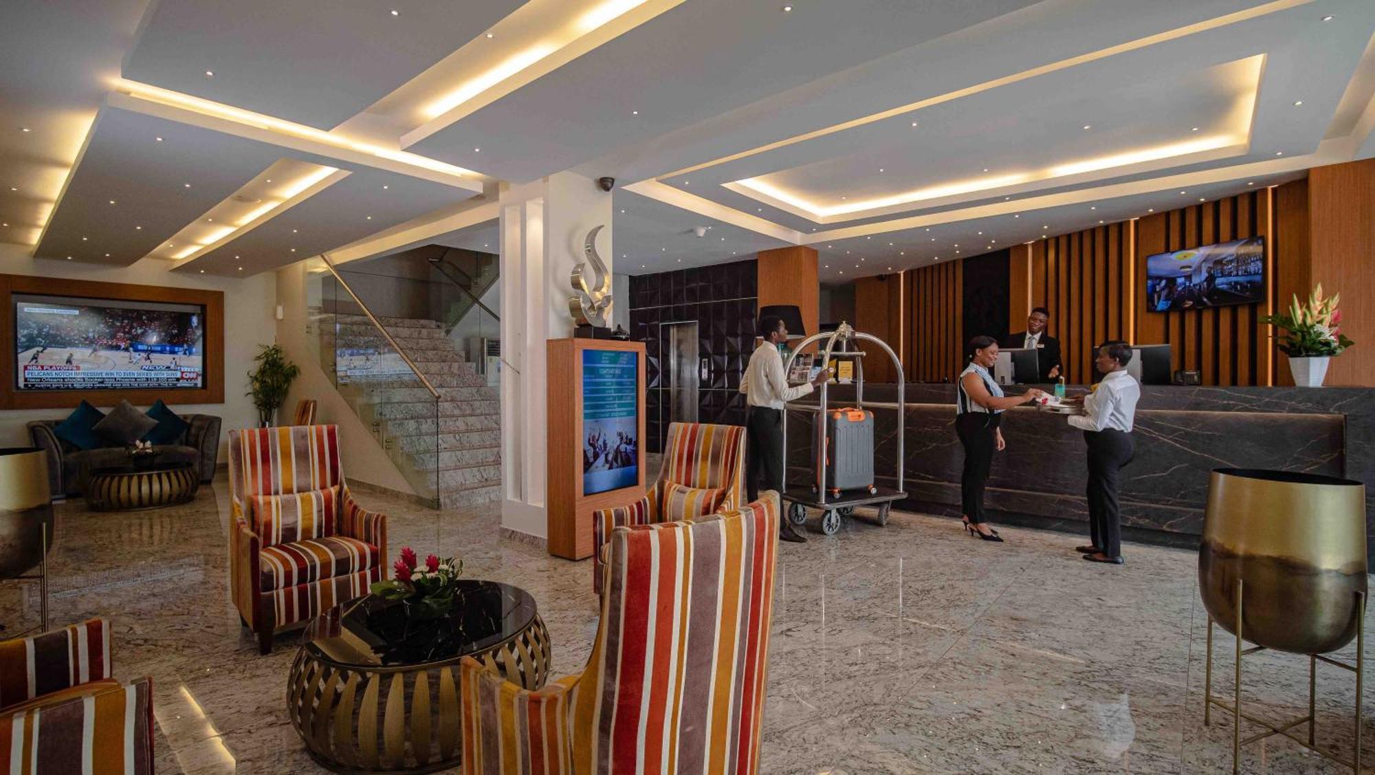 Oak Plaza Hotels East Airport Аккра Экстерьер фото