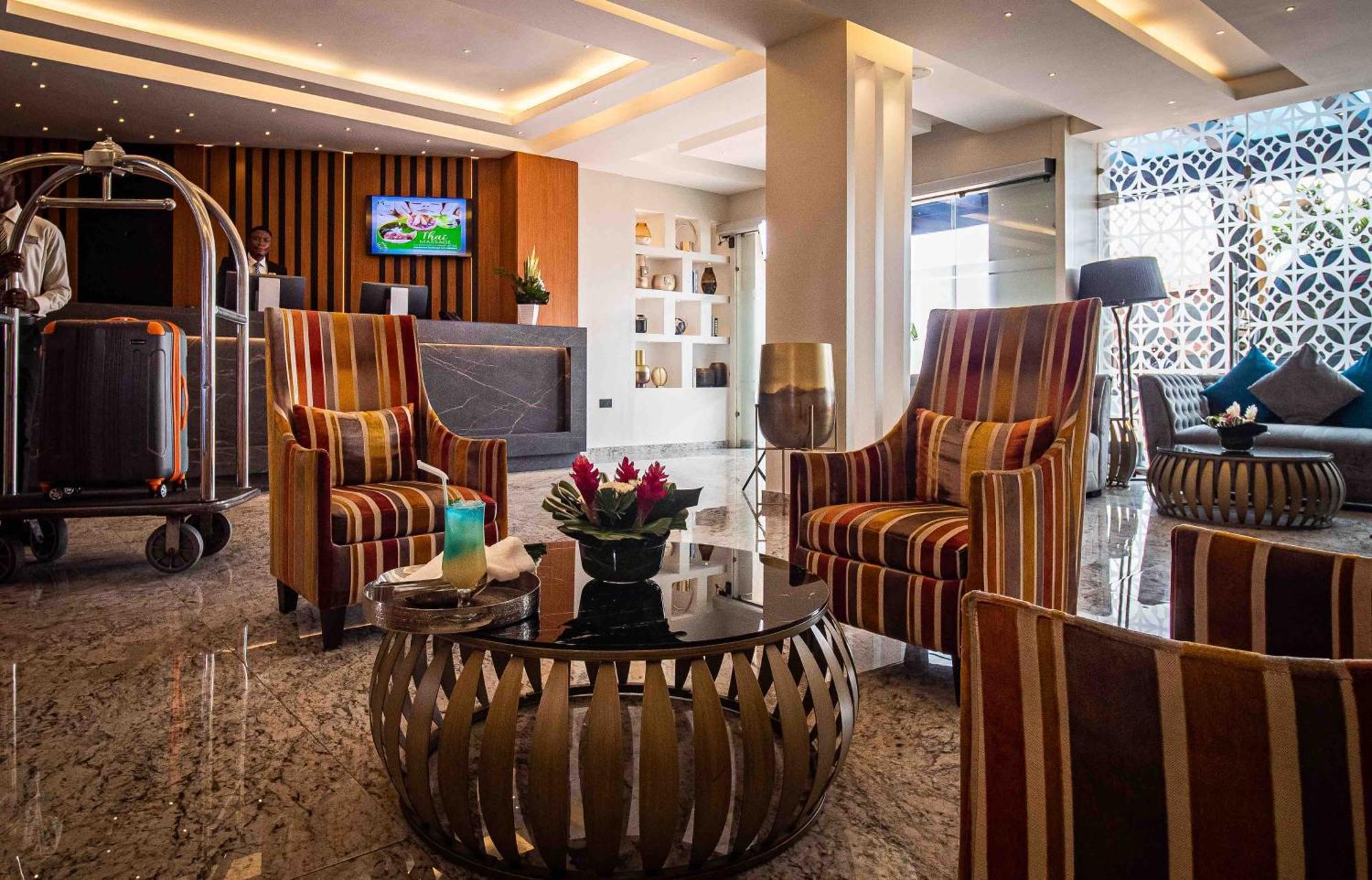 Oak Plaza Hotels East Airport Аккра Экстерьер фото