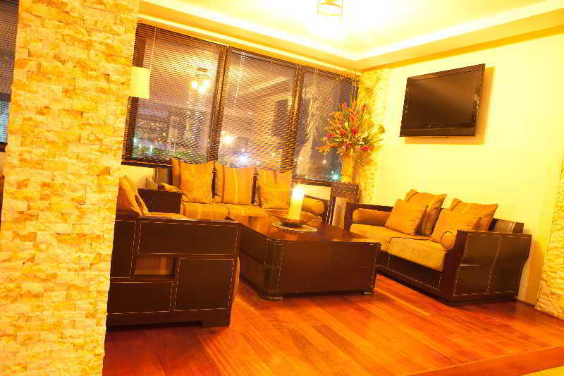 Oak Plaza Hotels East Airport Аккра Экстерьер фото